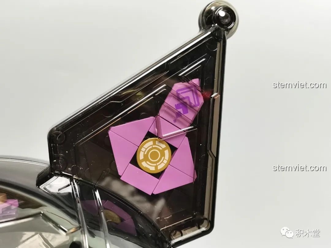 Mô hình Kuromi bán cơ khí TOP TOY TC1803 phiên bản nửa trong suốt trưng bày trong không gian gaming với đèn LED xanh.