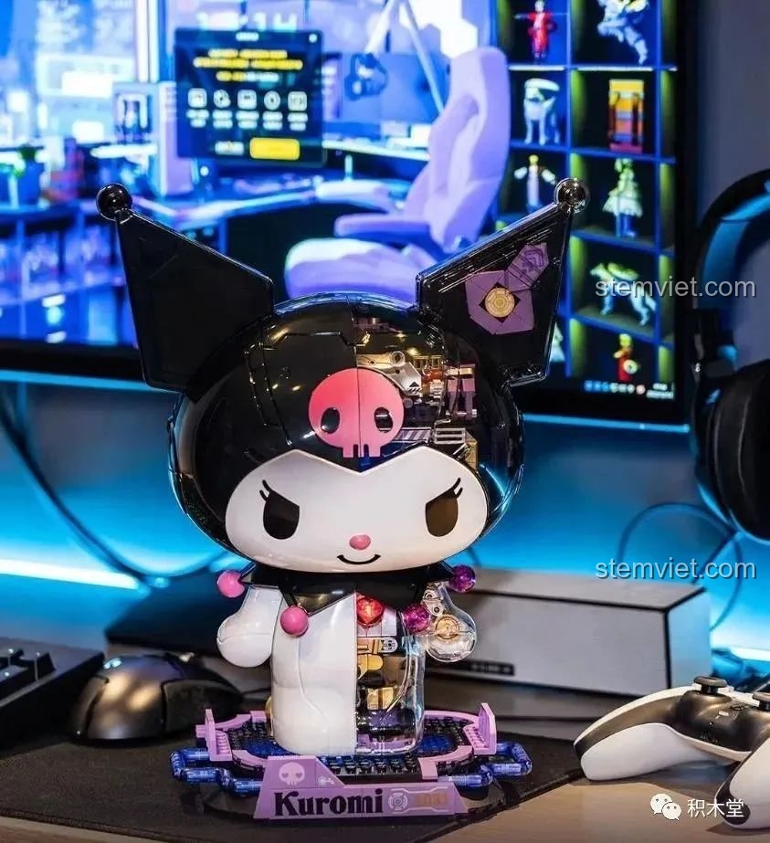 Cận cảnh phần đầu của mô hình Kuromi bán cơ khí TOP TOY TC1803 phiên bản cầu vồng, với ánh sáng phản chiếu đa sắc.