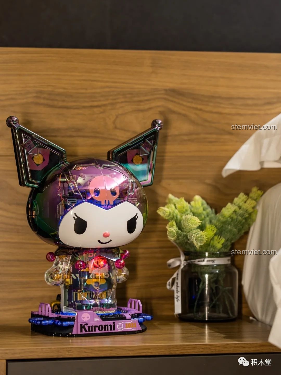 Mô hình Kuromi bán cơ khí TOP TOY TC1803 phiên bản trong suốt dưới ánh đèn tím, tạo không khí huyền bí.