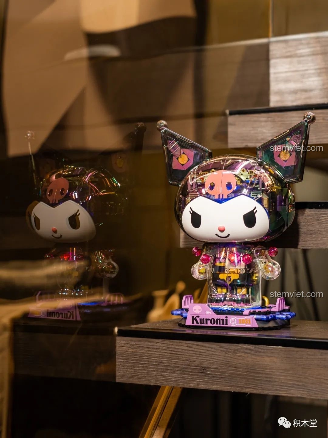 Mô hình Kuromi bán cơ khí TOP TOY TC1803 phiên bản trong suốt dưới ánh đèn xanh, tạo không khí công nghệ.