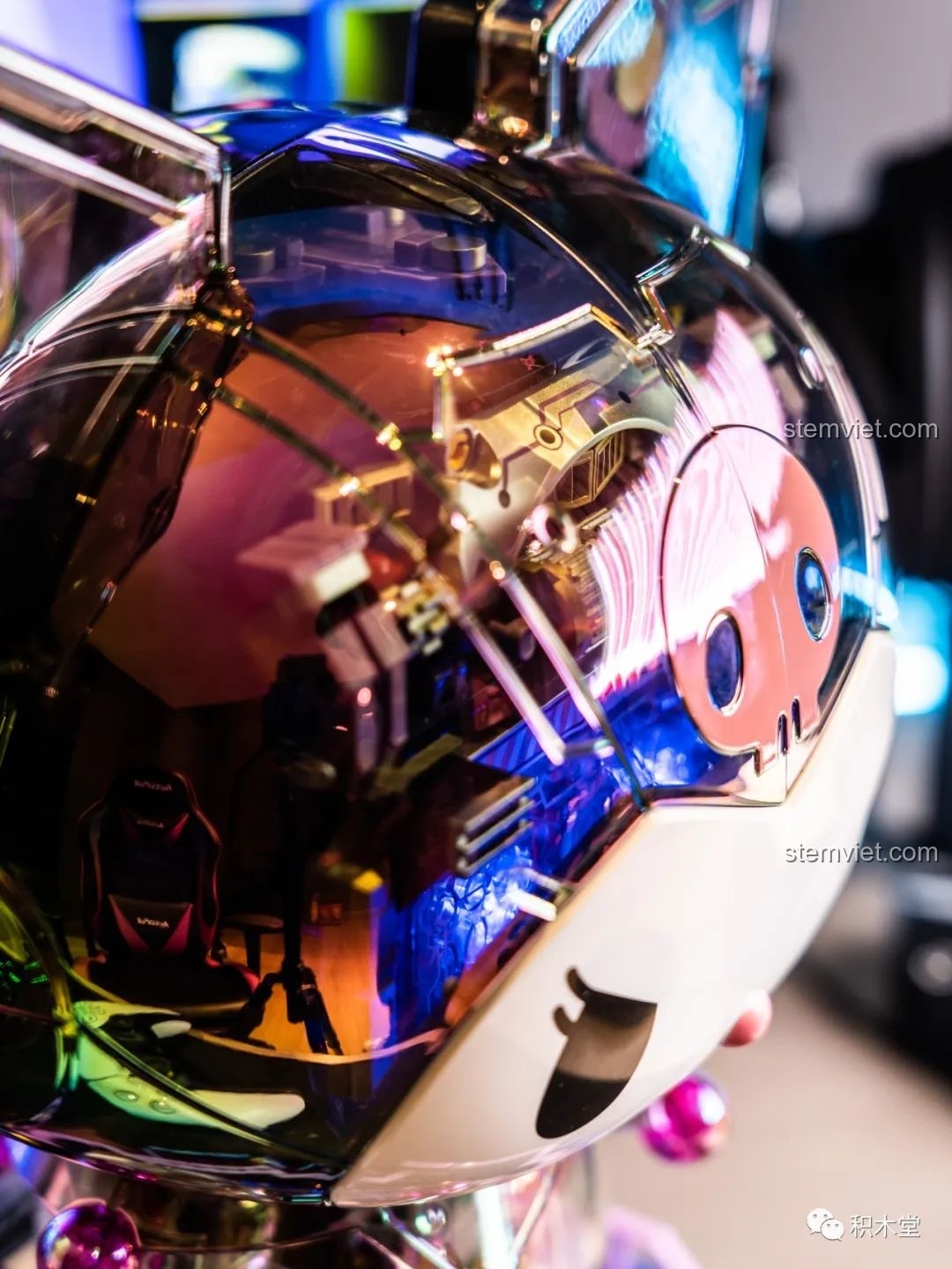 Mô hình Kuromi bán cơ khí TOP TOY TC1803 phiên bản trong suốt dưới ánh đèn hồng, tạo không khí lãng mạn.