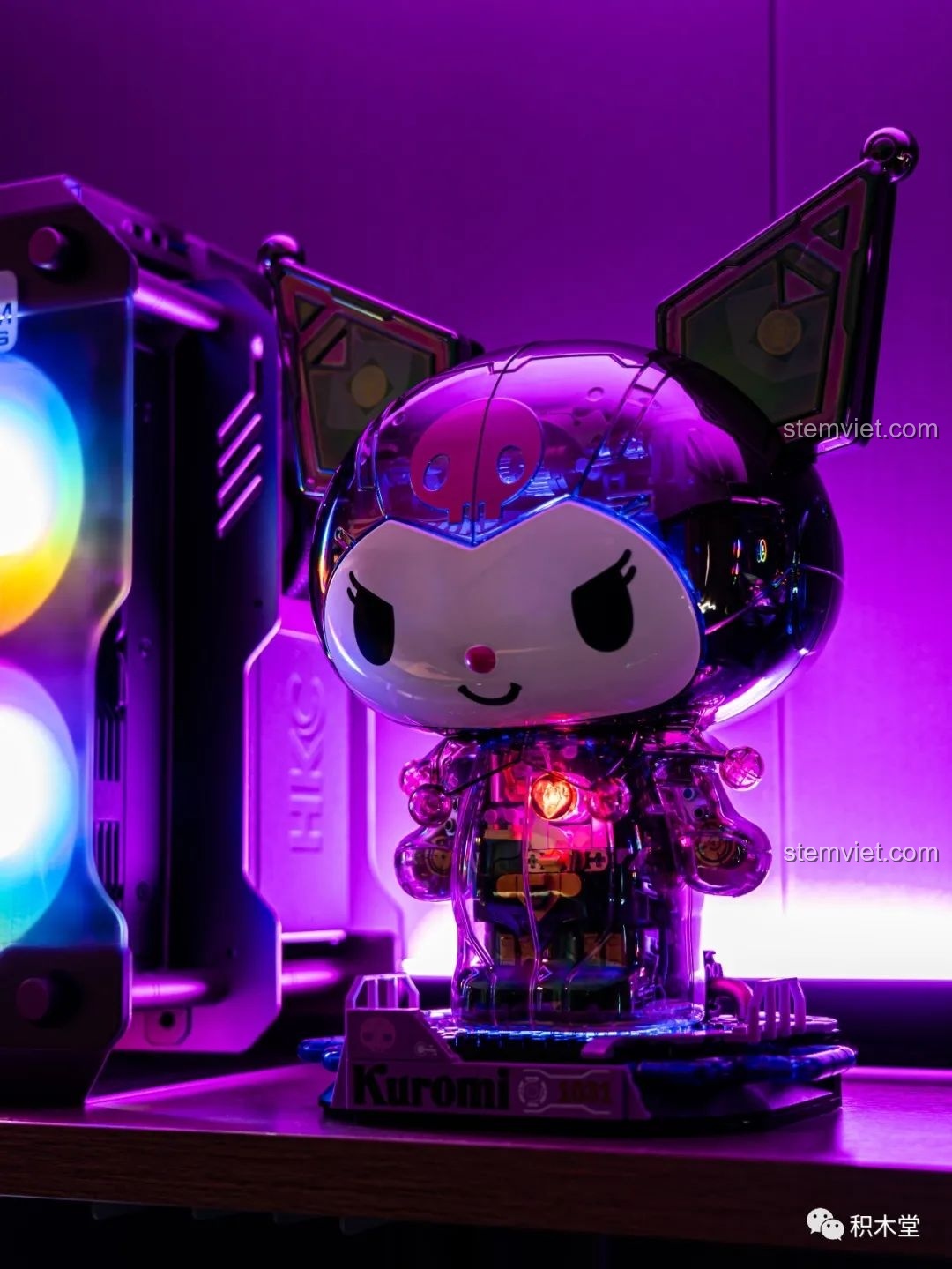 Mô hình Kuromi bán cơ khí TOP TOY TC1803 phiên bản trong suốt dưới ánh đèn vàng, tạo không khí ấm cúng.