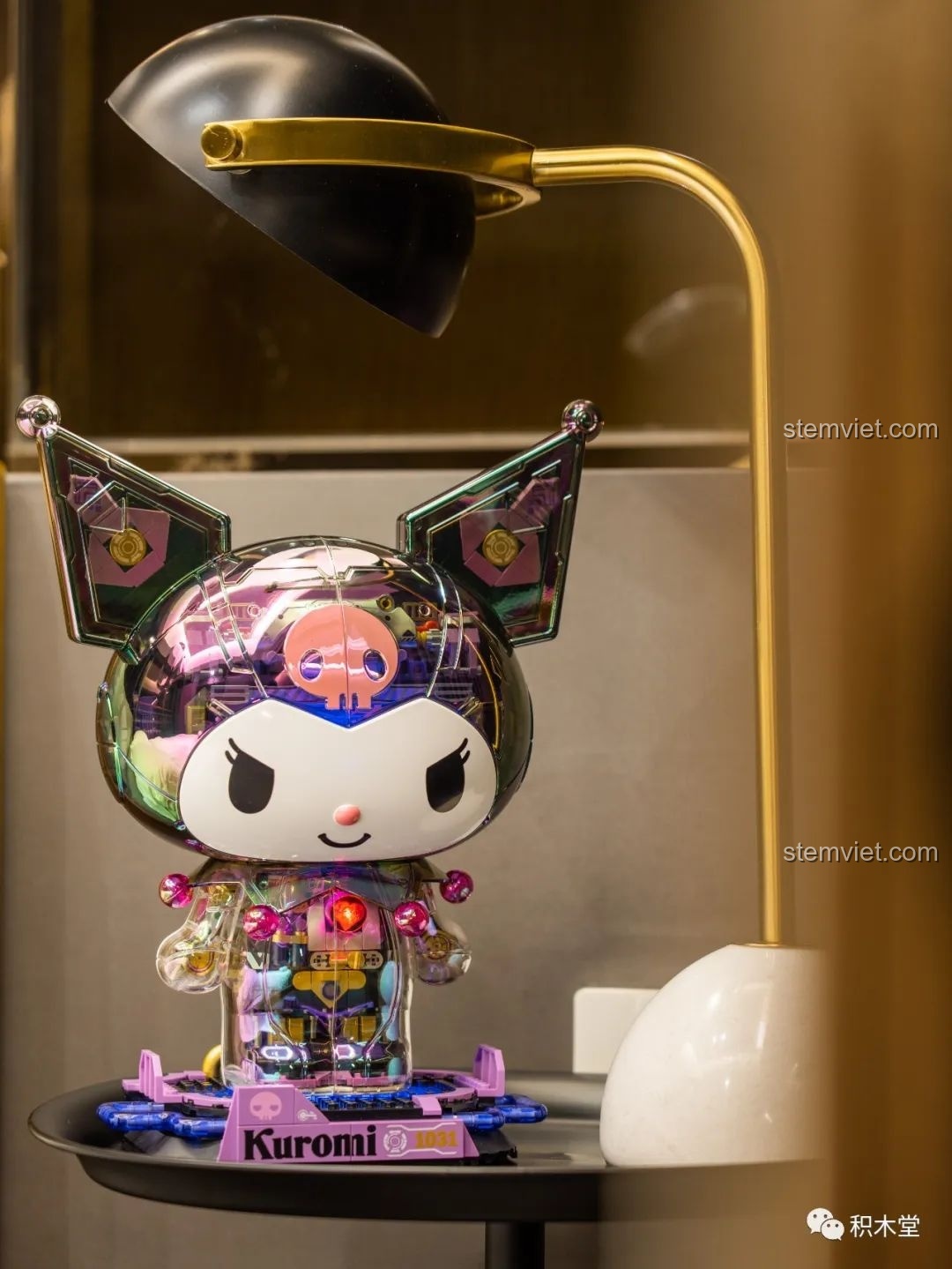 Mô hình Kuromi bán cơ khí TOP TOY TC1803 phiên bản cầu vồng trưng bày dưới ánh đèn, tạo hiệu ứng đẹp mắt.