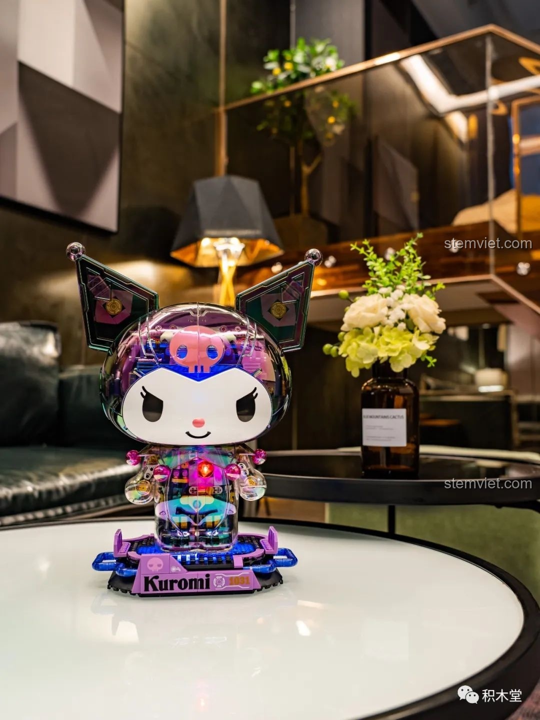 Mô hình Kuromi bán cơ khí TOP TOY TC1803 phiên bản cầu vồng đặt trong không gian phòng khách, làm điểm nhấn trang trí.