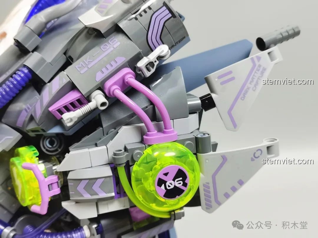 Chi tiết bên trong khoang điều khiển của Rồng Thời Không TC1814, các bộ phận năng lượng.