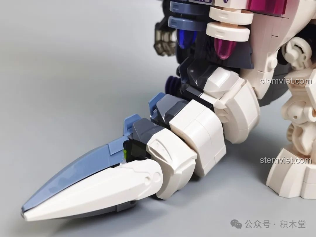 Chi tiết bàn chân bên phía cơ khí của Rồng Thời Không TC1814, review độ vững chắc.