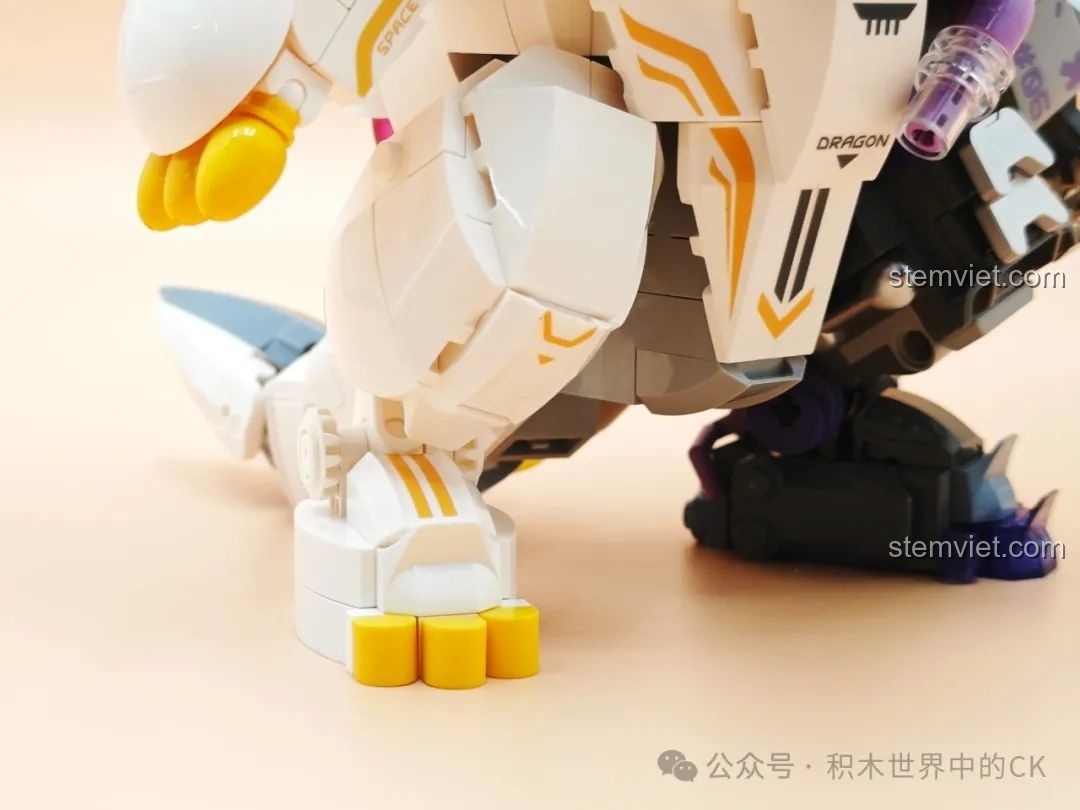 Cận cảnh buồng lái trong suốt của Rồng Thời Không TC1814, với các chi tiết điều khiển bên trong.