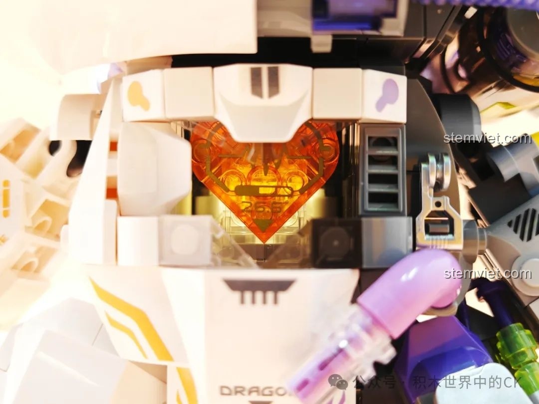 Cận cảnh cơ chế bên trong buồng lái của Rồng Thời Không TC1814, với các bánh răng và chi tiết phức tạp.