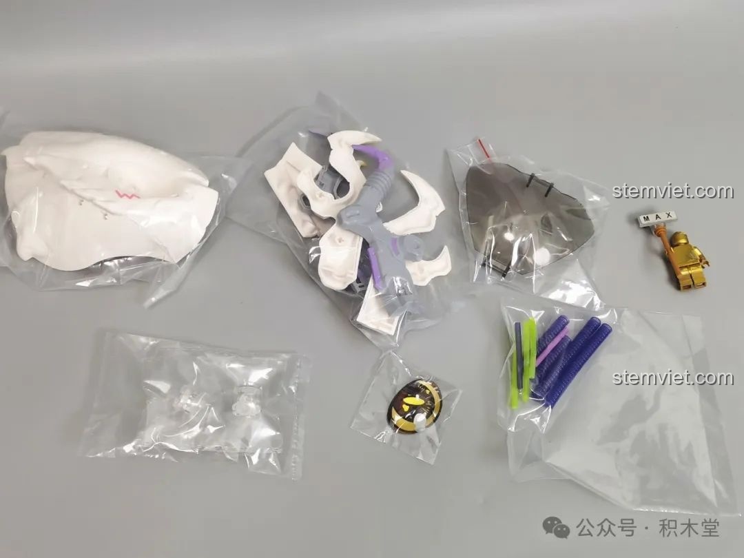 Các chi tiết đặc biệt của bộ lắp ráp TOP TOY TC1814 Rồng Thời Không được đóng gói riêng biệt.