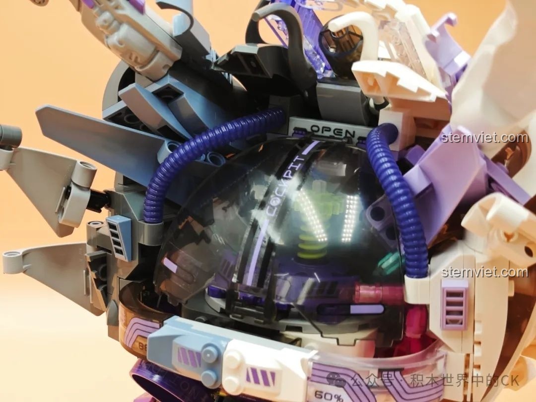 Cận cảnh phần động cơ và các ống xả phía sau của Rồng Thời Không TC1814, với các chi tiết màu tím và xanh.