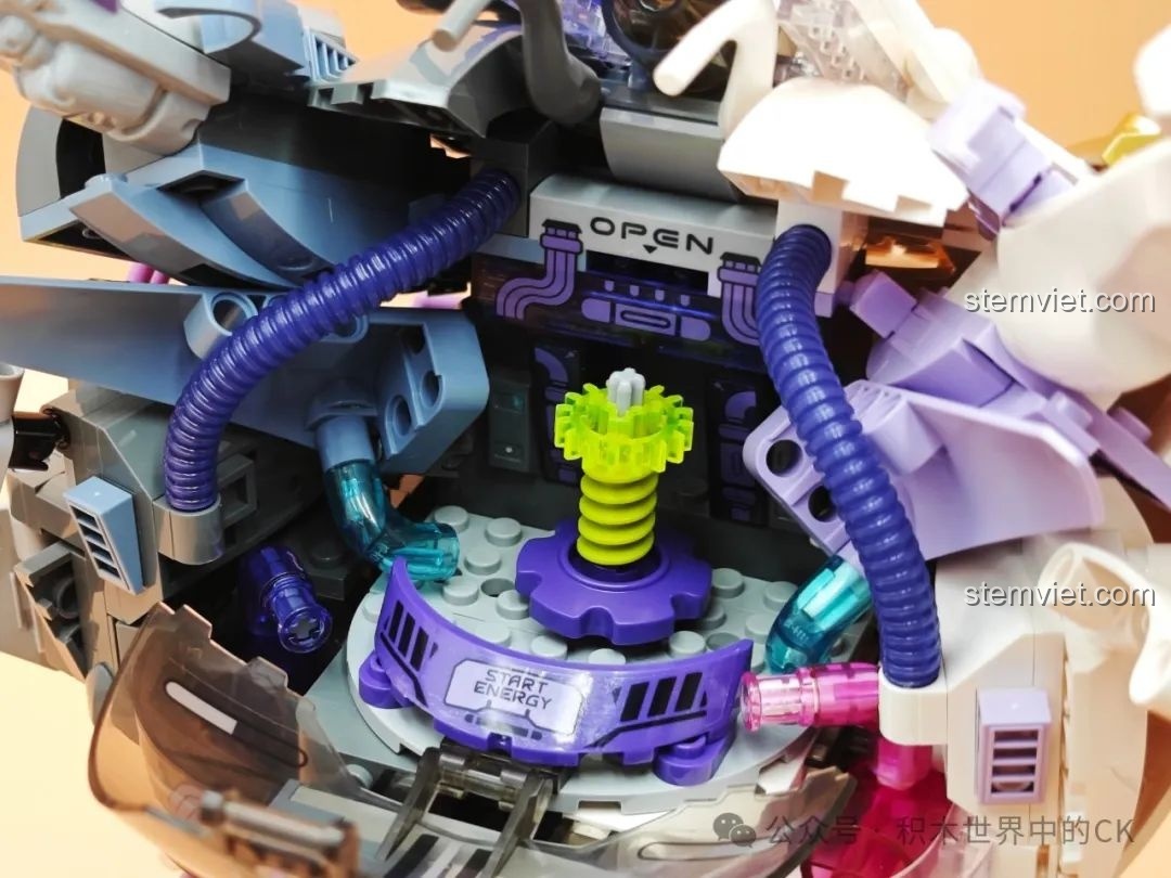 Cận cảnh phần đuôi của Rồng Thời Không TC1814, thiết kế sắc sảo với các chi tiết màu xanh và vàng.