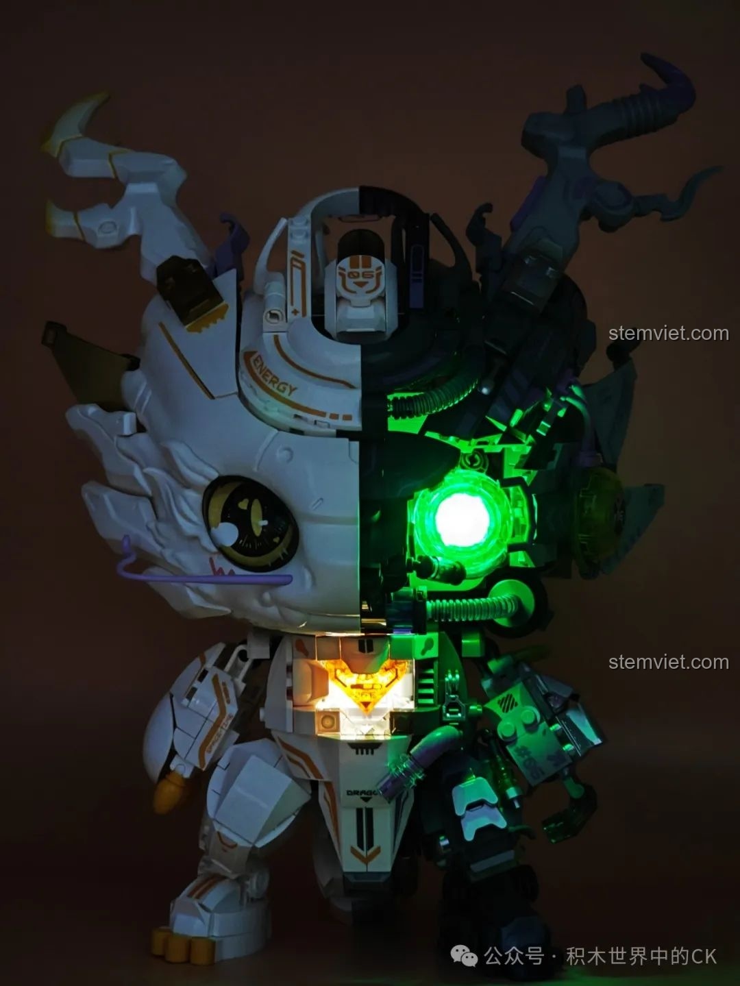 Cận cảnh phần cơ khí của Rồng Thời Không TC1814 với đèn LED xanh lá phát sáng, ống dẫn và các chi tiết kỹ thuật.