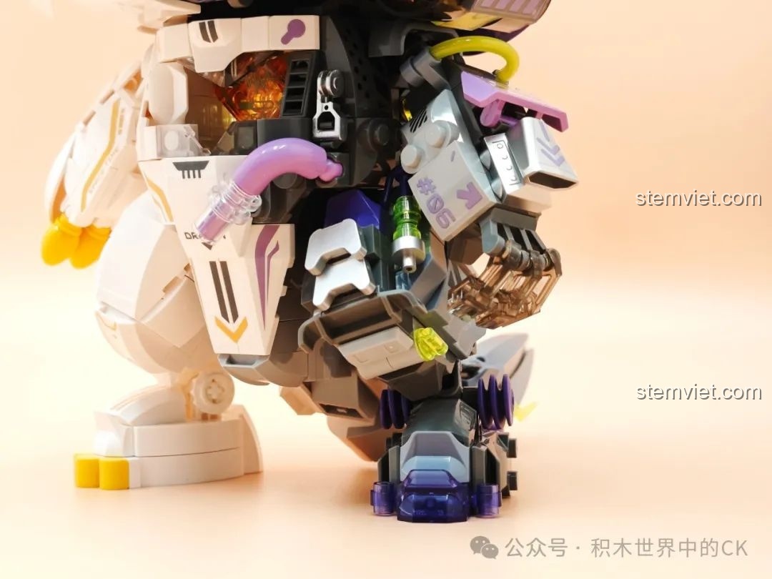 Cận cảnh chi tiết mắt và khuôn mặt của Rồng Thời Không TC1814, thể hiện sự tinh xảo trong thiết kế và in ấn.