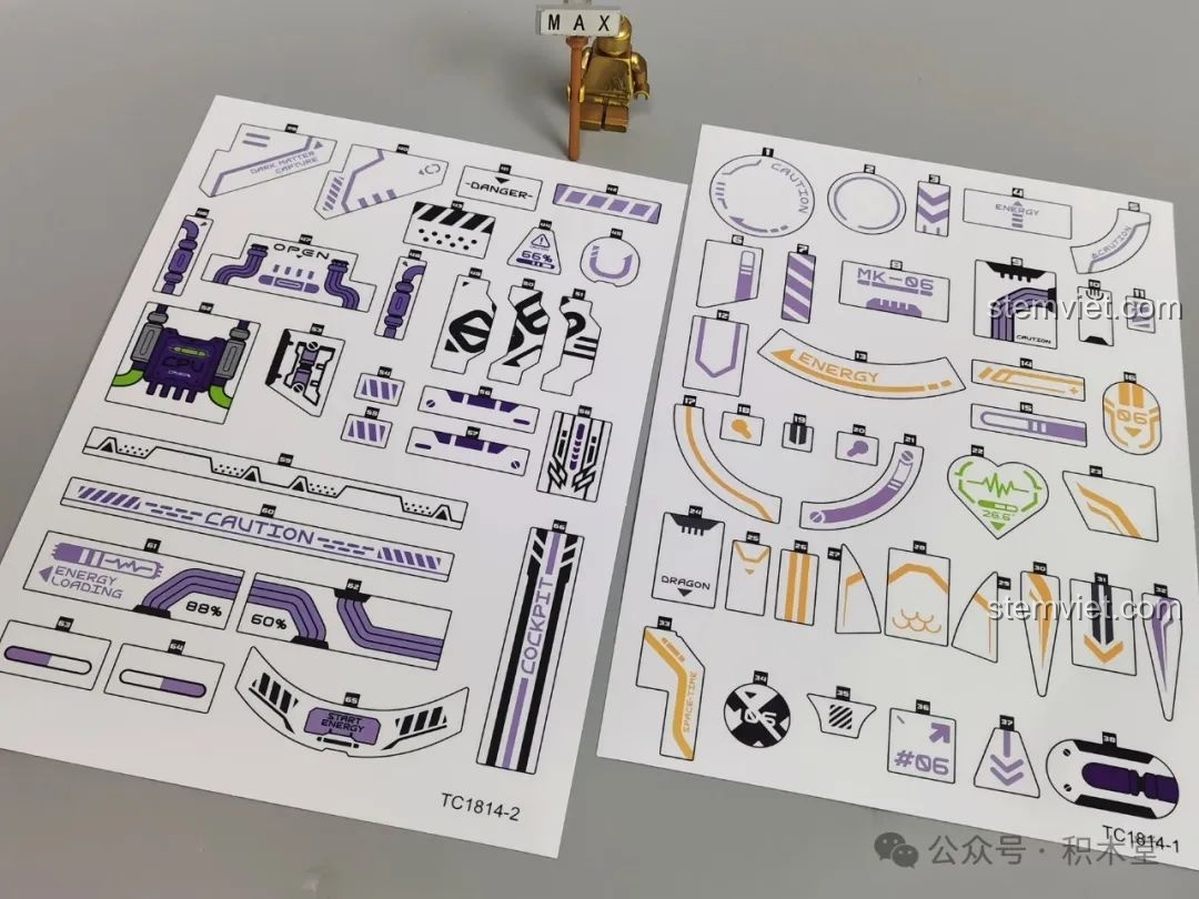 Cận cảnh các chi tiết sticker trên bộ lắp ráp TOP TOY TC1814 Rồng Thời Không, tăng tính thẩm mỹ.