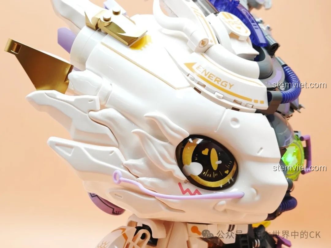 Cận cảnh phần sừng và các chi tiết màu vàng trên đầu Rồng Thời Không TC1814, tạo điểm nhấn sang trọng và độc đáo.