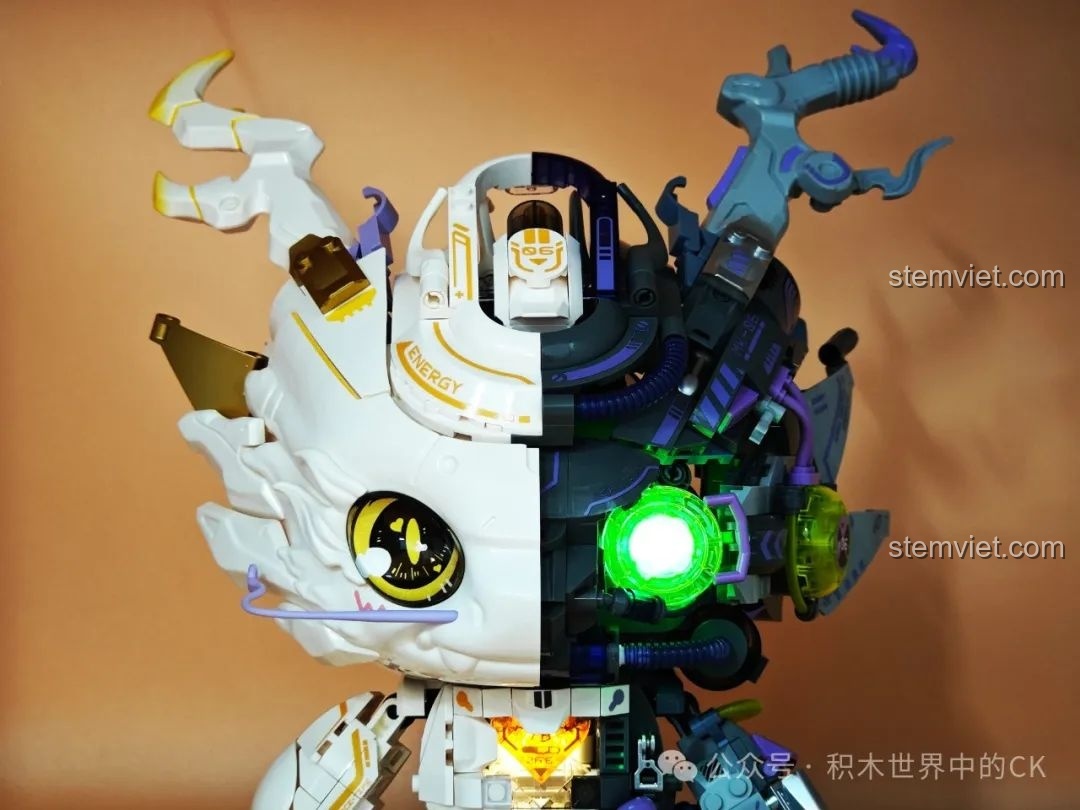 Cận cảnh phần sừng và các chi tiết trang trí trên đầu mô hình Rồng Thời Không TC1814, màu sắc hài hòa và tinh tế.