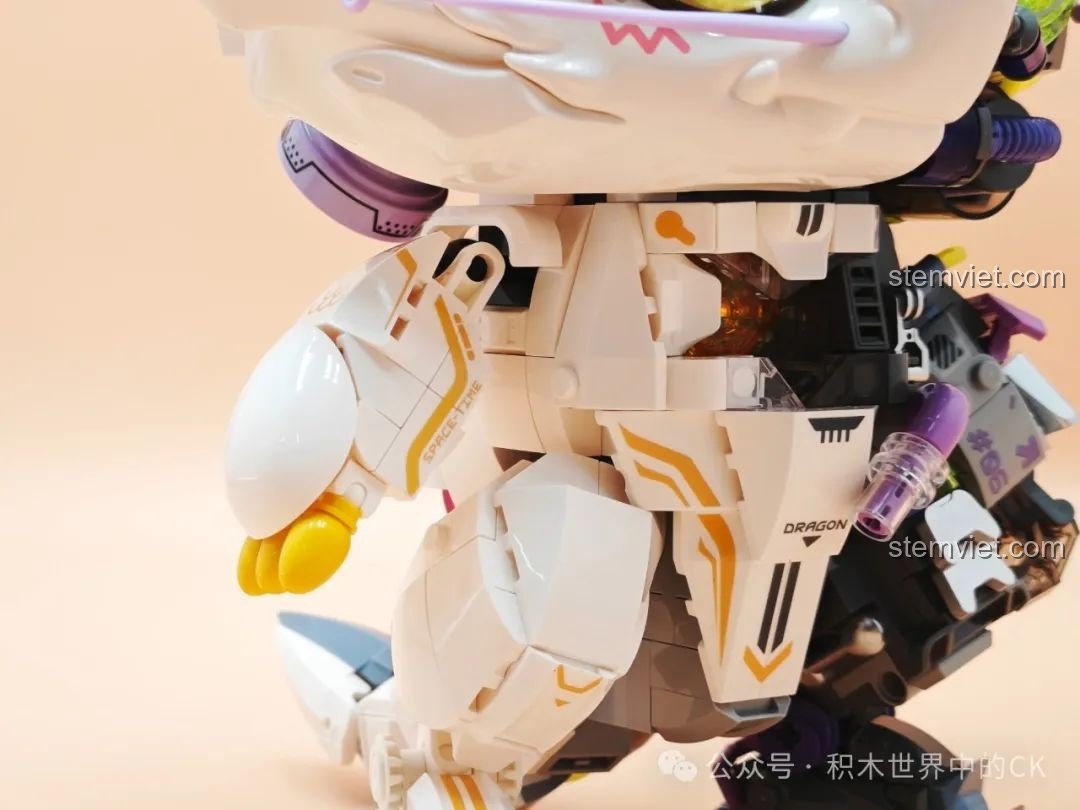 Cận cảnh trái tim năng lượng màu cam bên trong mô hình Rồng Thời Không TC1814, chi tiết độc đáo và có thể phát sáng.