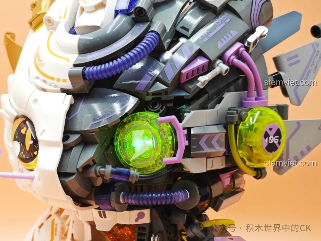 Cận cảnh phần vai và cánh tay cơ khí của Rồng Thời Không TC1814, với các chi tiết nhỏ và đường nét sắc sảo.