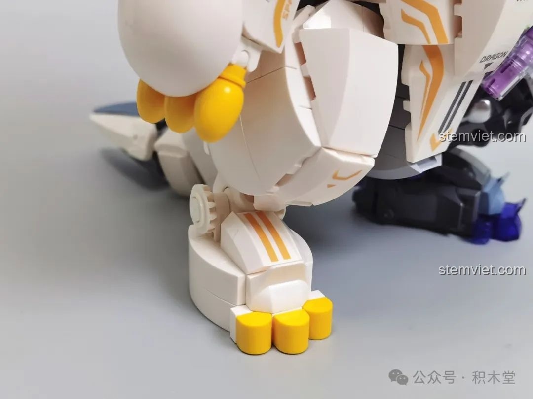 Cận cảnh đèn LED xanh lá ở mắt Rồng Thời Không TC1814, review hiệu ứng ánh sáng.