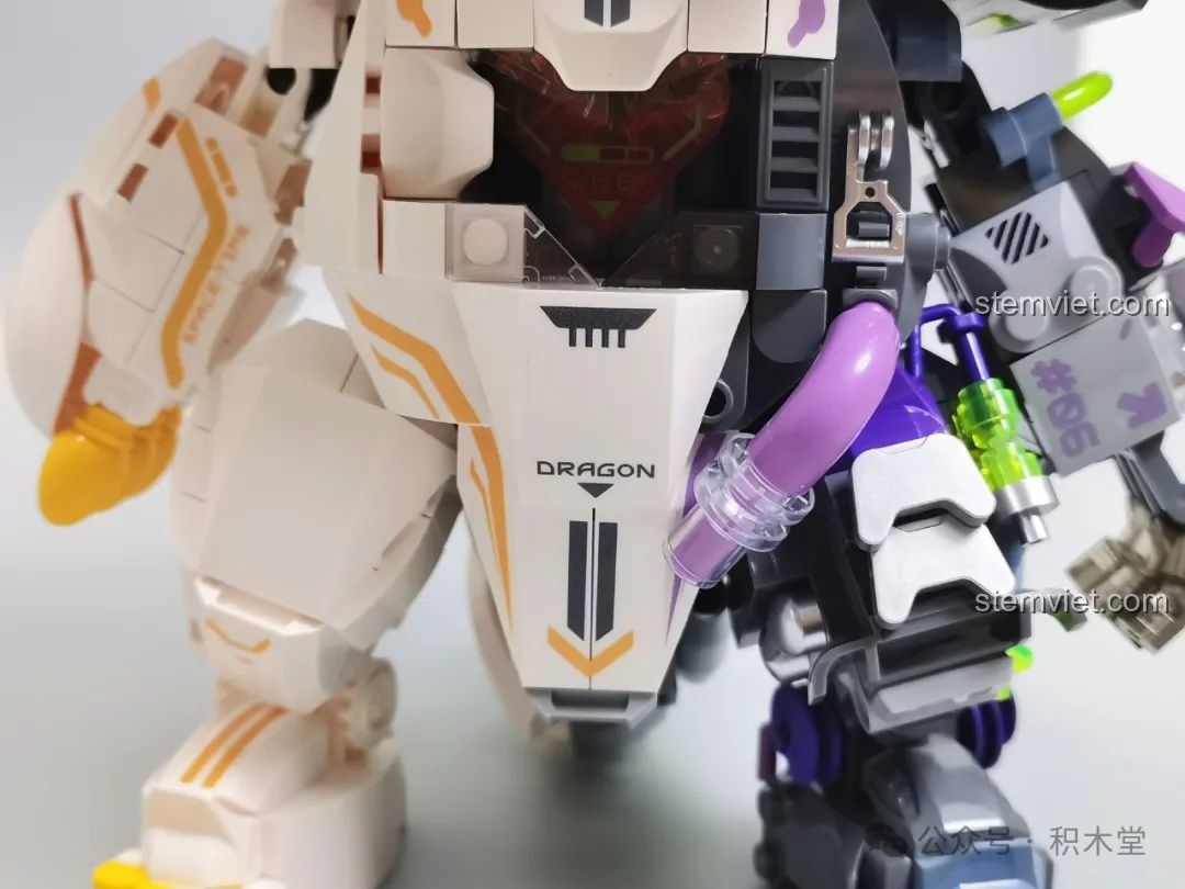 Cận cảnh đèn LED màu cam ở ngực Rồng Thời Không TC1814, review chi tiết đèn.