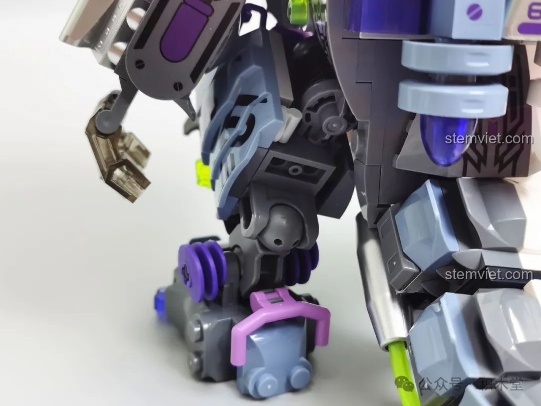 Phần đuôi rồng bên phía cơ khí của Rồng Thời Không TC1814 với chi tiết tia sét.