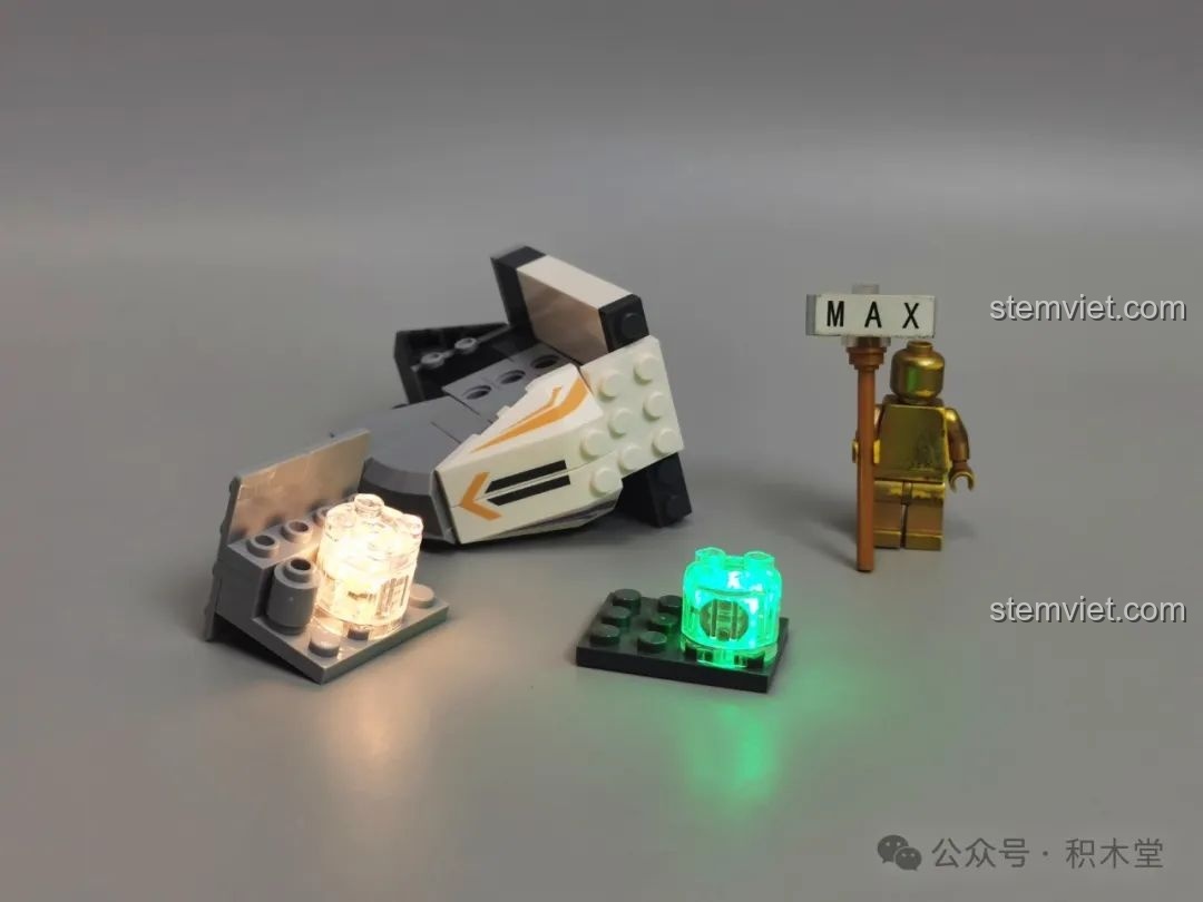 Hai viên gạch đèn LED màu xanh và trắng cho đôi mắt của Rồng Thời Không TC1814, review đồ chơi có đèn.