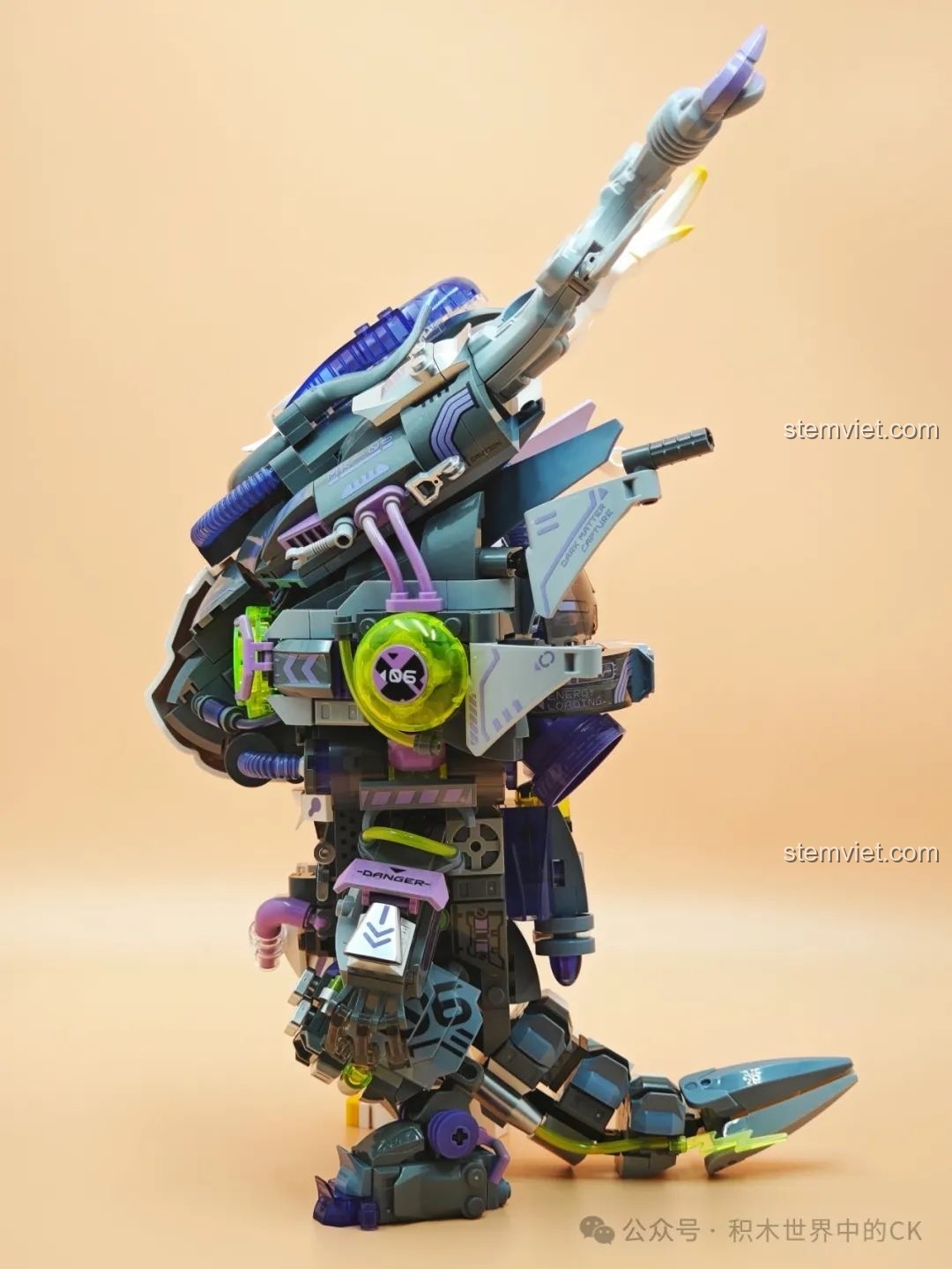 Mô hình Rồng Thời Không TC1814 hoàn chỉnh nhìn từ góc bên phải, với các chi tiết cơ khí và ống dẫn nổi bật.