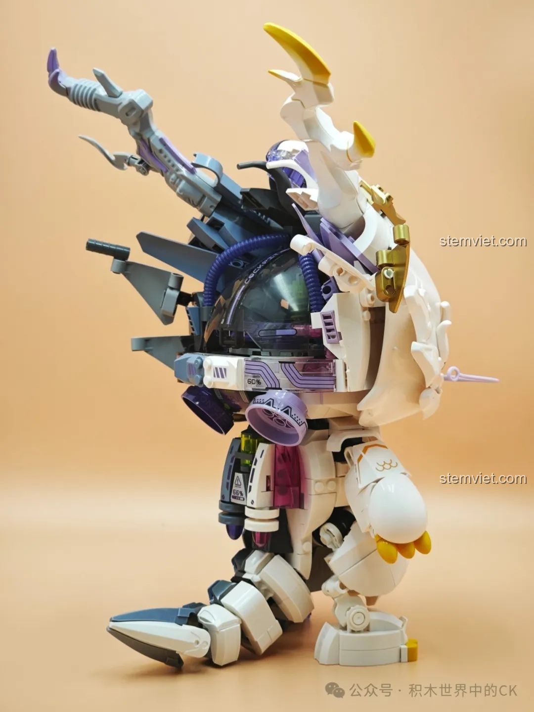 Mô hình Rồng Thời Không TC1814 hoàn chỉnh nhìn từ góc bên trái, với các chi tiết cơ khí và ống dẫn nổi bật.