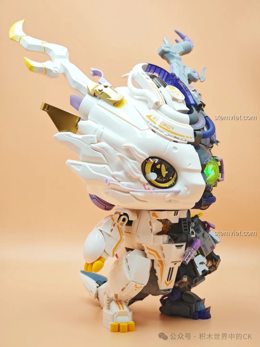 Mô hình Rồng Thời Không TC1814 hoàn chỉnh nhìn từ phía trước bên trái, với chi tiết đầu rồng và mắt nổi bật.