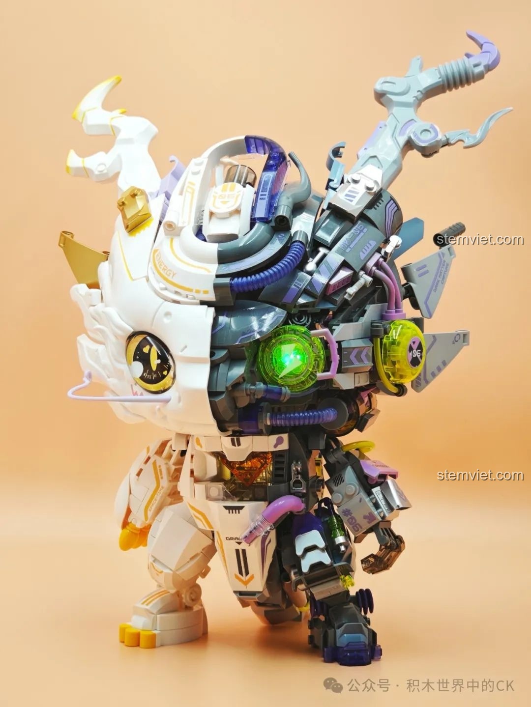 Mô hình đồ chơi lắp ráp TOP TOY TC1814 Rồng Thời Không đã hoàn thành, đứng vững trên mặt phẳng, góc nghiêng ấn tượng.