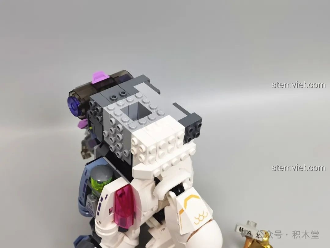 Quá trình lắp ráp phần lưng của Rồng Thời Không TC1814, cấu trúc bên trong.