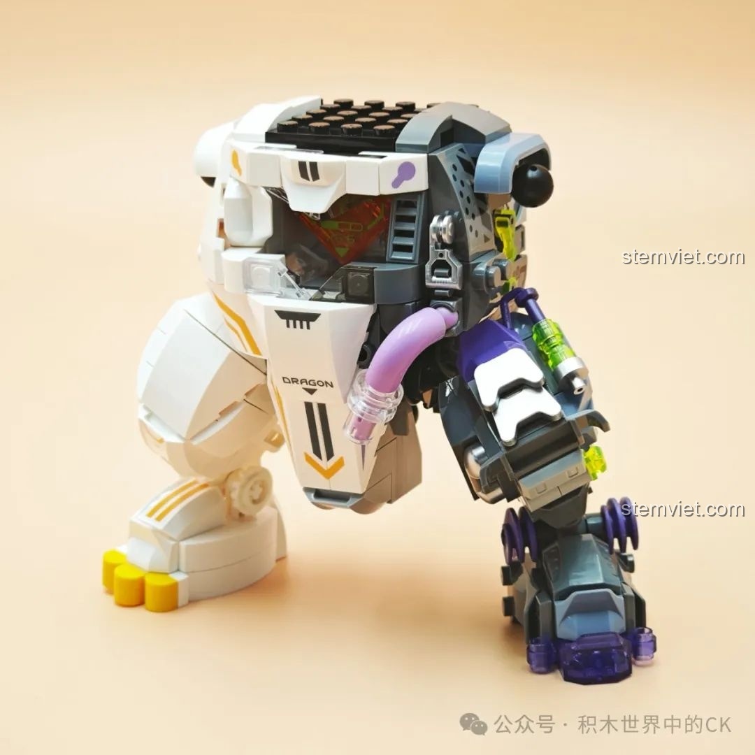 Quá trình lắp ráp đồ chơi TOP TOY TC1814 Rồng Thời Không, bắt đầu với phần thân dưới và chân, thể hiện sự phức tạp.