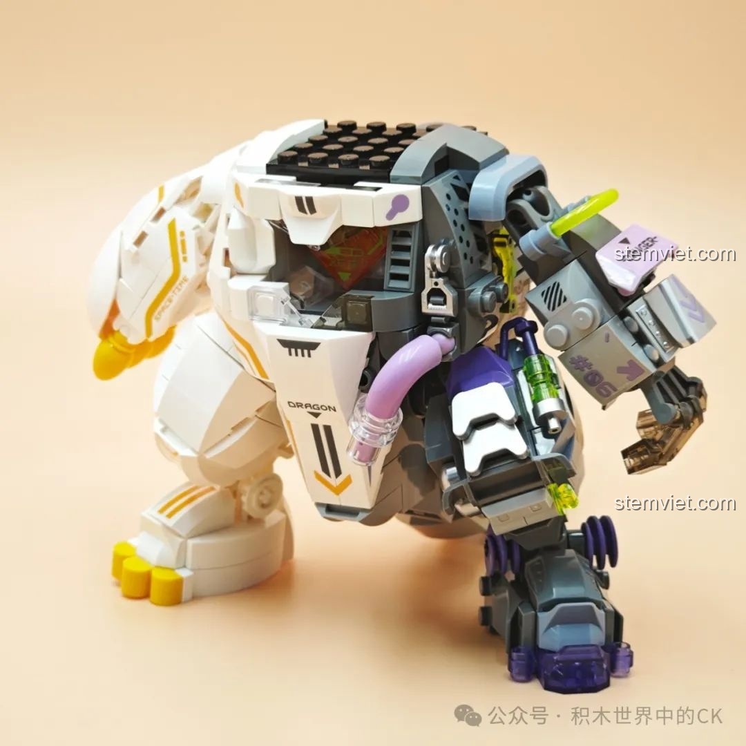 Phần thân dưới của mô hình Rồng Thời Không TC1814 đã hoàn thành, cho thấy cấu trúc vững chắc và chi tiết.