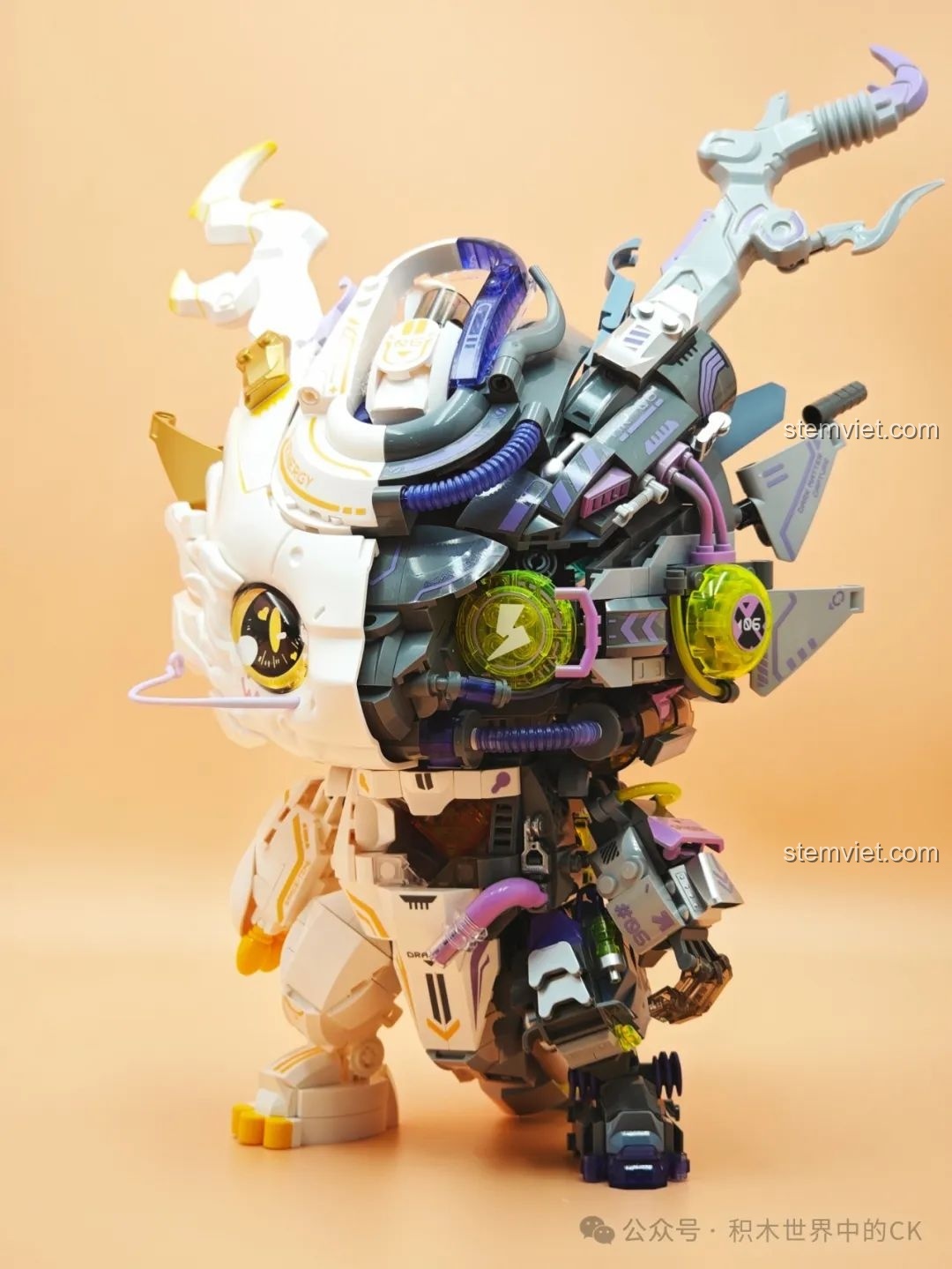 Mô hình Rồng Thời Không TC1814 gần hoàn thiện, phần thân chính đã được lắp ráp với nhiều chi tiết phức tạp.