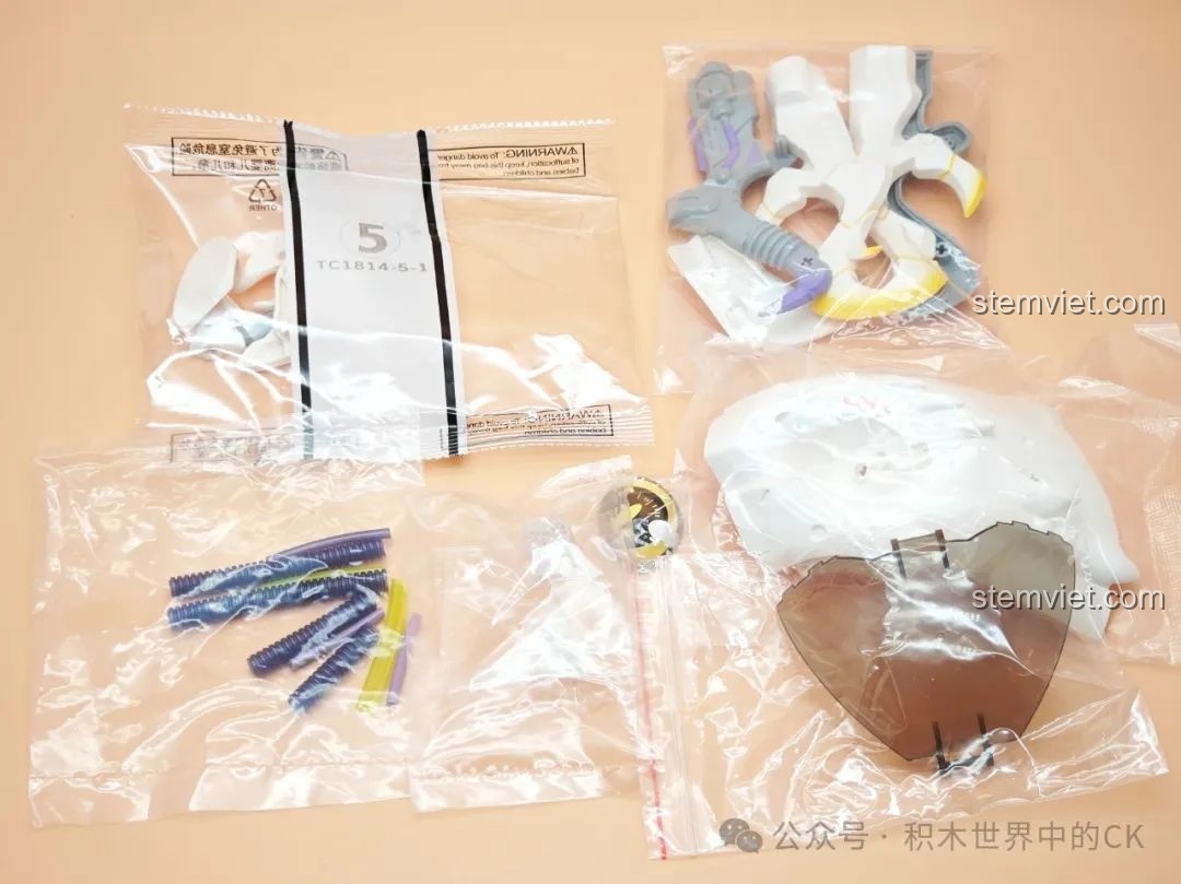 Các mảnh ghép lớn và chi tiết đặc biệt của bộ lắp ráp TOP TOY TC1814 Rồng Thời Không được đóng gói riêng biệt.