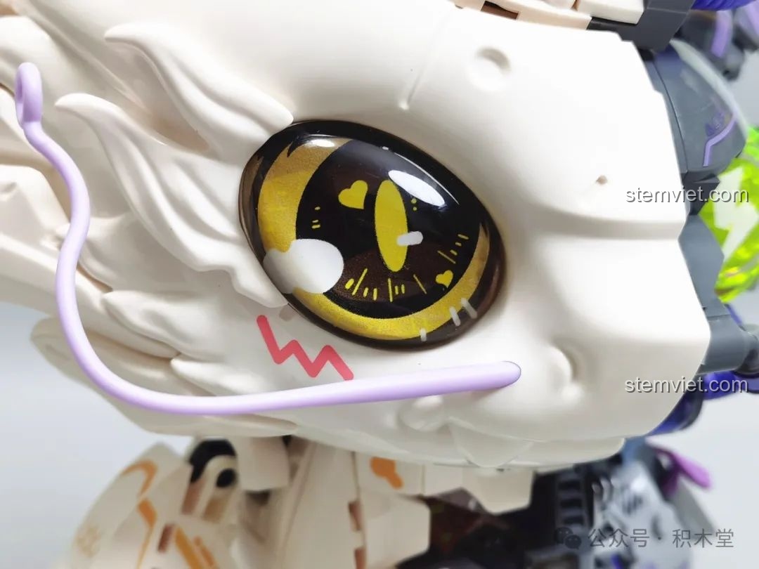 Chi tiết sừng rồng bên phía đáng yêu của Rồng Thời Không TC1814, review màu sắc.