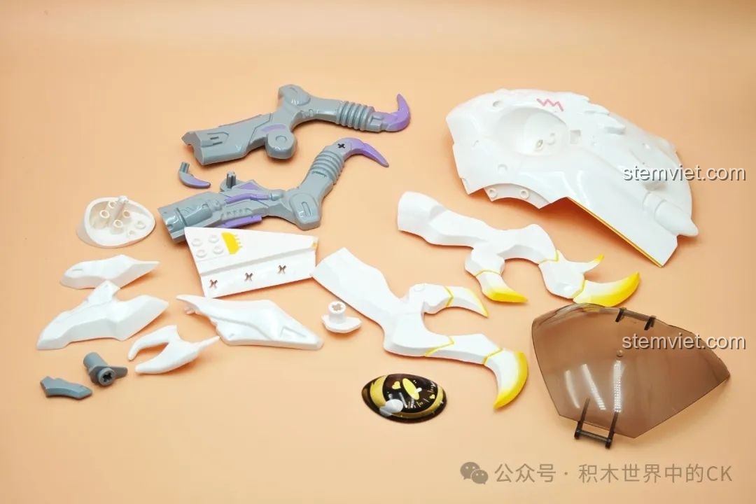 Tất cả các mảnh ghép lớn và chi tiết đặc biệt của bộ đồ chơi TOP TOY TC1814 Rồng Thời Không được bày ra, sẵn sàng lắp ráp.