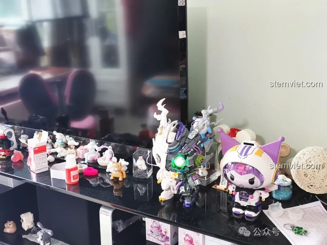 Tổng thể Rồng Thời Không TC1814 và Kuromi trên kệ, review bộ sưu tập đồ chơi.