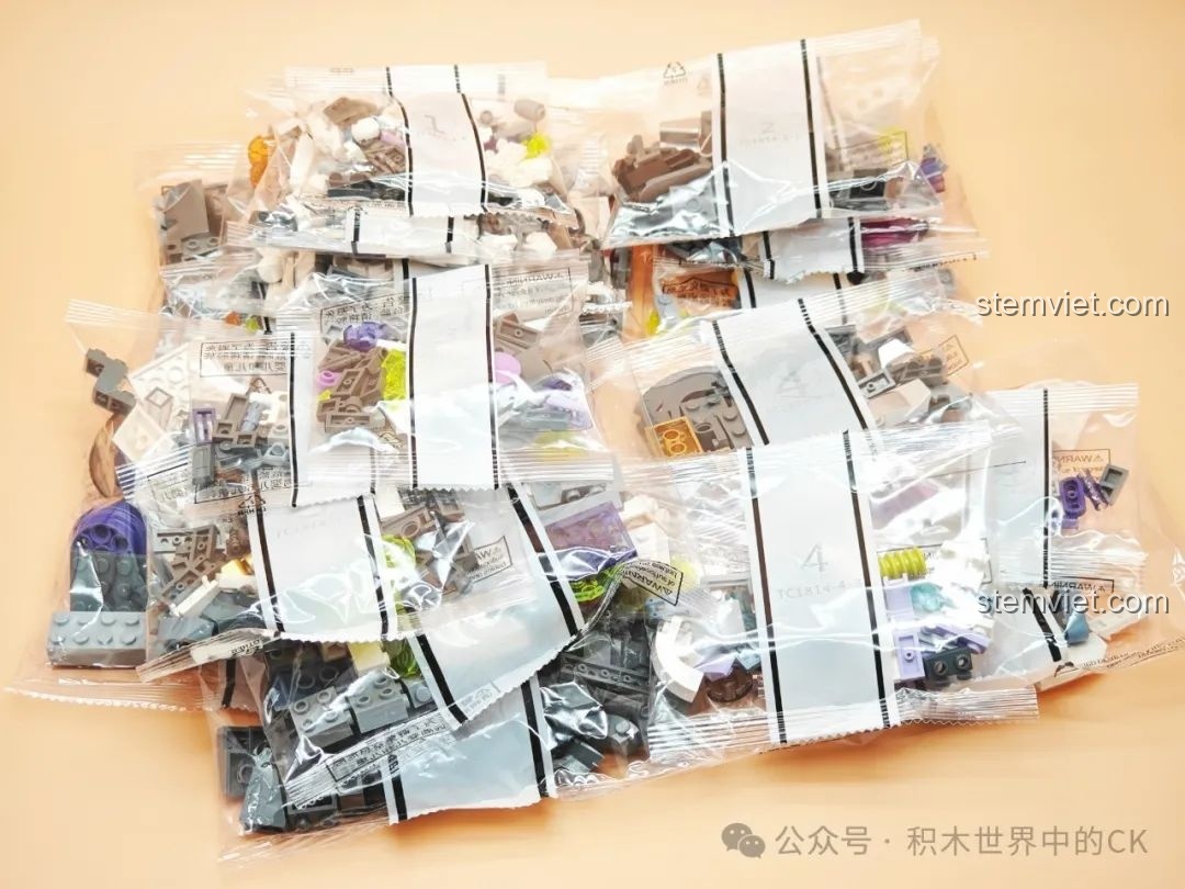 Các túi mảnh ghép của bộ đồ chơi lắp ráp TOP TOY TC1814 Rồng Thời Không được phân loại theo số thứ tự, gọn gàng.