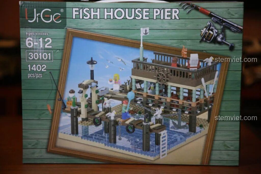Mặt trước hộp đồ chơi xếp hình UrGe 30101 Bến Tàu Làng Chài, thể hiện mô hình hoàn chỉnh với 1402 mảnh ghép.