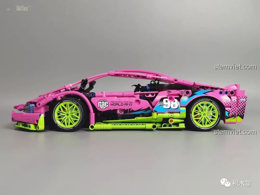 Review Wanzhi 9803 Siêu xe Lamborghini với màu hồng cá tính và bộ decal thể thao, nhìn từ bên hông.