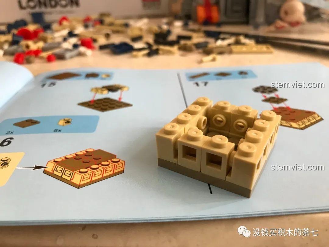 Hai minifigure gấu Teddy, Gấu Hoàng Tử và Gấu Quý Tộc, trong bộ Wekki 516000 và 516001.