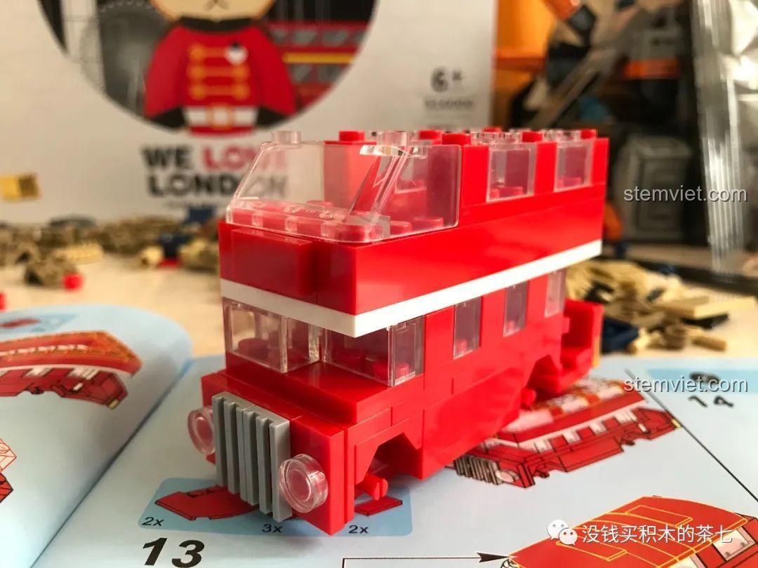 Tiếp tục lắp ráp tháp Big Ben trong bộ Wekki 516000 Gấu Teddy Yêu London.