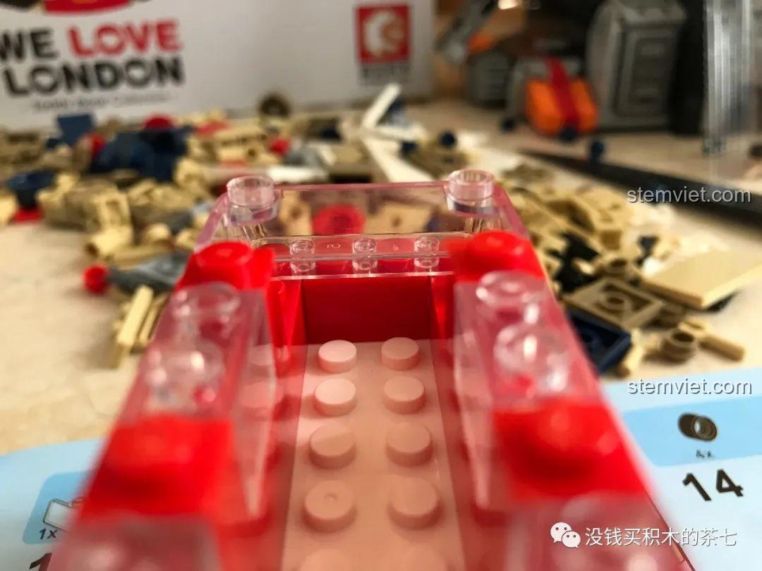 Phần đế tháp Big Ben đã hoàn thiện trong bộ Wekki 516000 Gấu Teddy Yêu London.