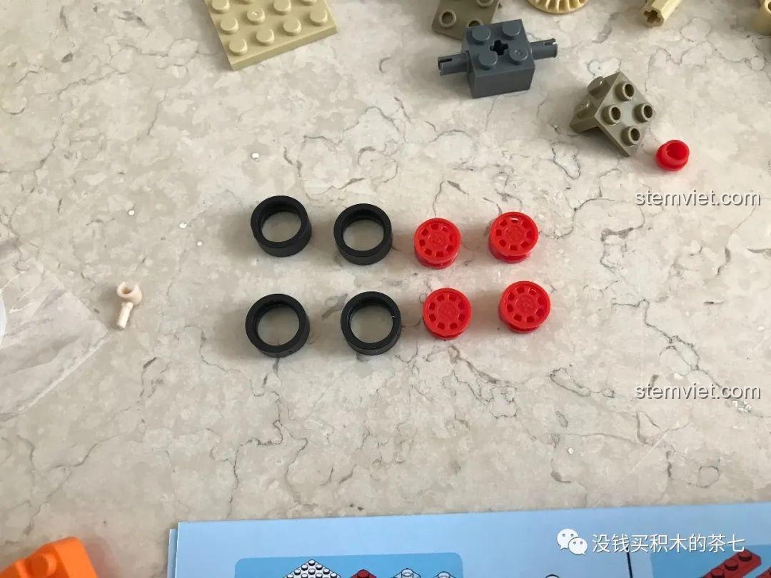 Các mặt đồng hồ của tháp Big Ben đã lắp ráp trong bộ Wekki 516000 Gấu Teddy Yêu London.