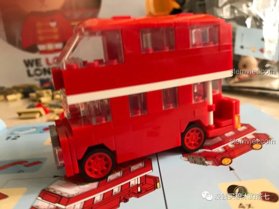 Cận cảnh các mặt đồng hồ của tháp Big Ben trong bộ Wekki 516000 Gấu Teddy Yêu London.