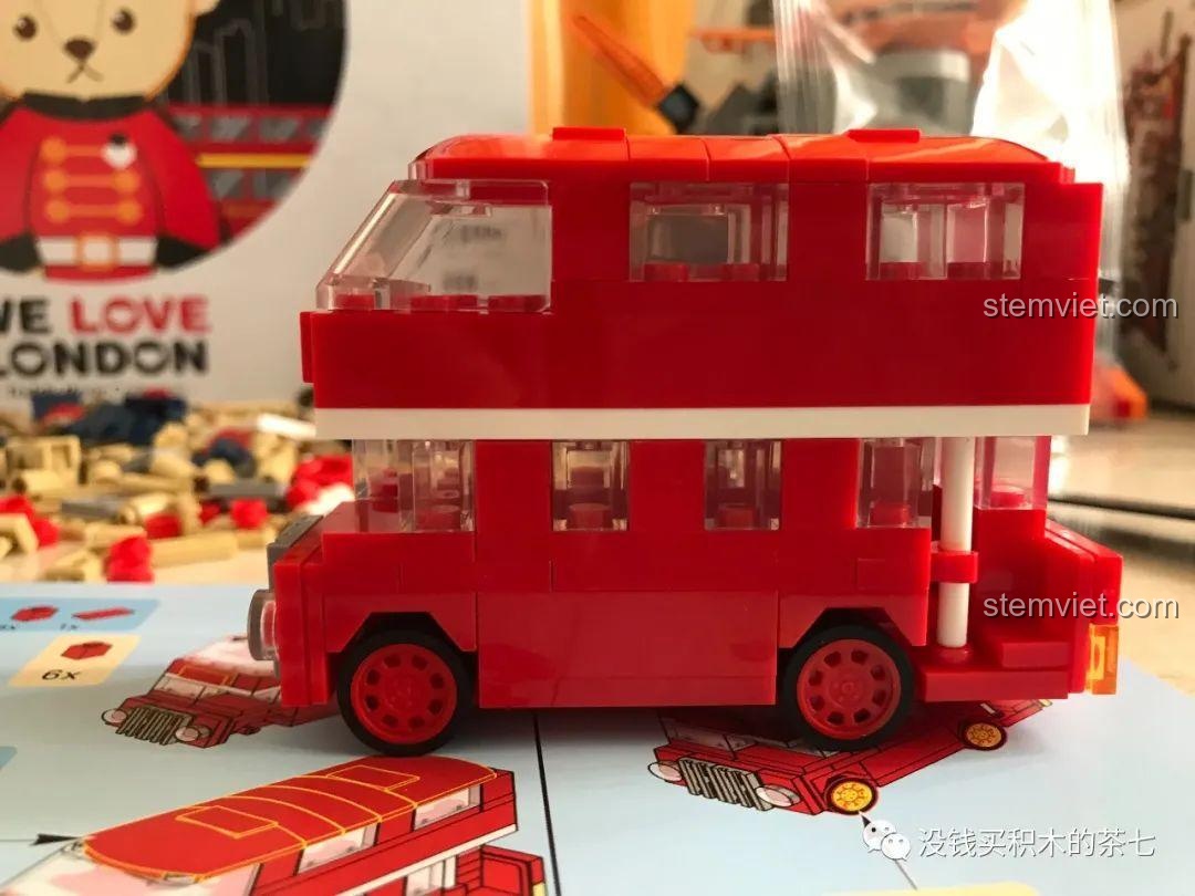 Lắp phần chóp tháp Big Ben trong bộ Wekki 516000 Gấu Teddy Yêu London.