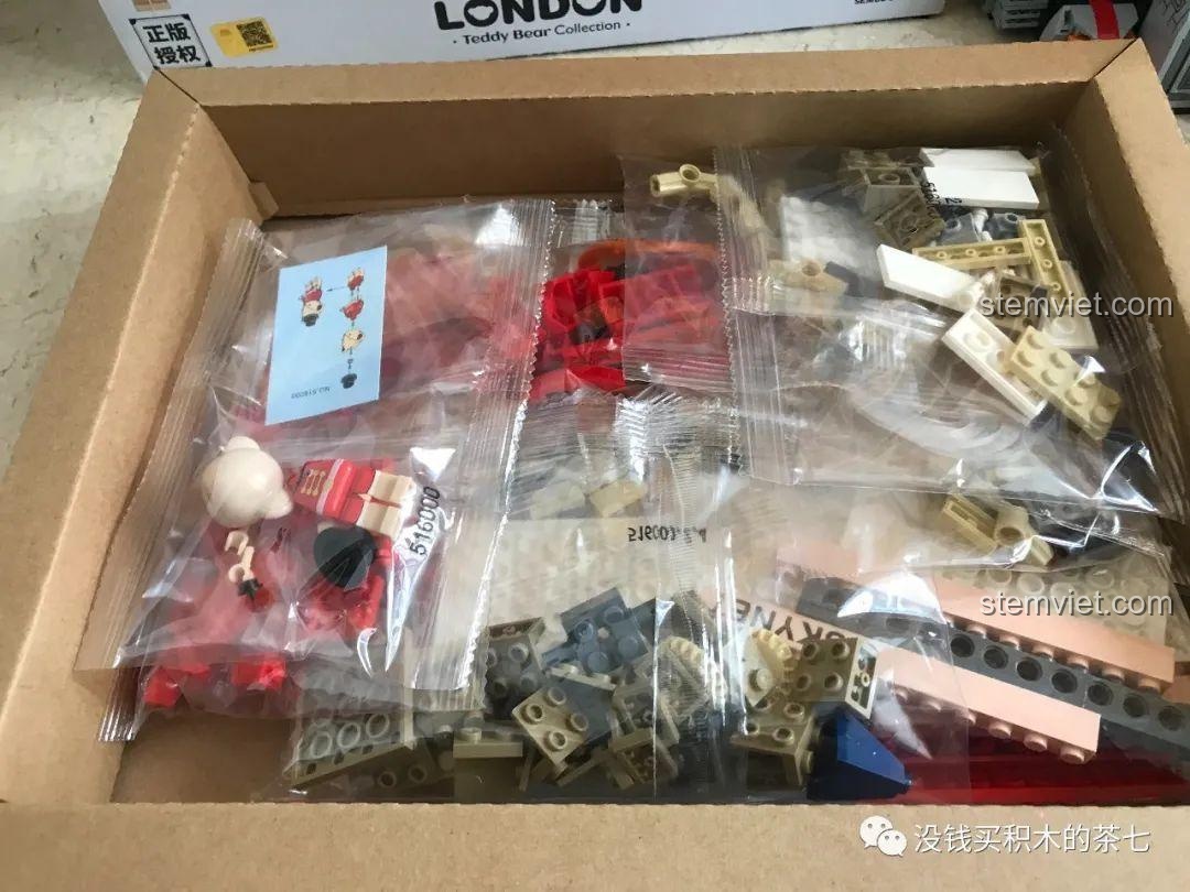 Bước lắp ráp tiếp theo của xe buýt trong bộ Wekki 516000 Gấu Teddy Yêu London.