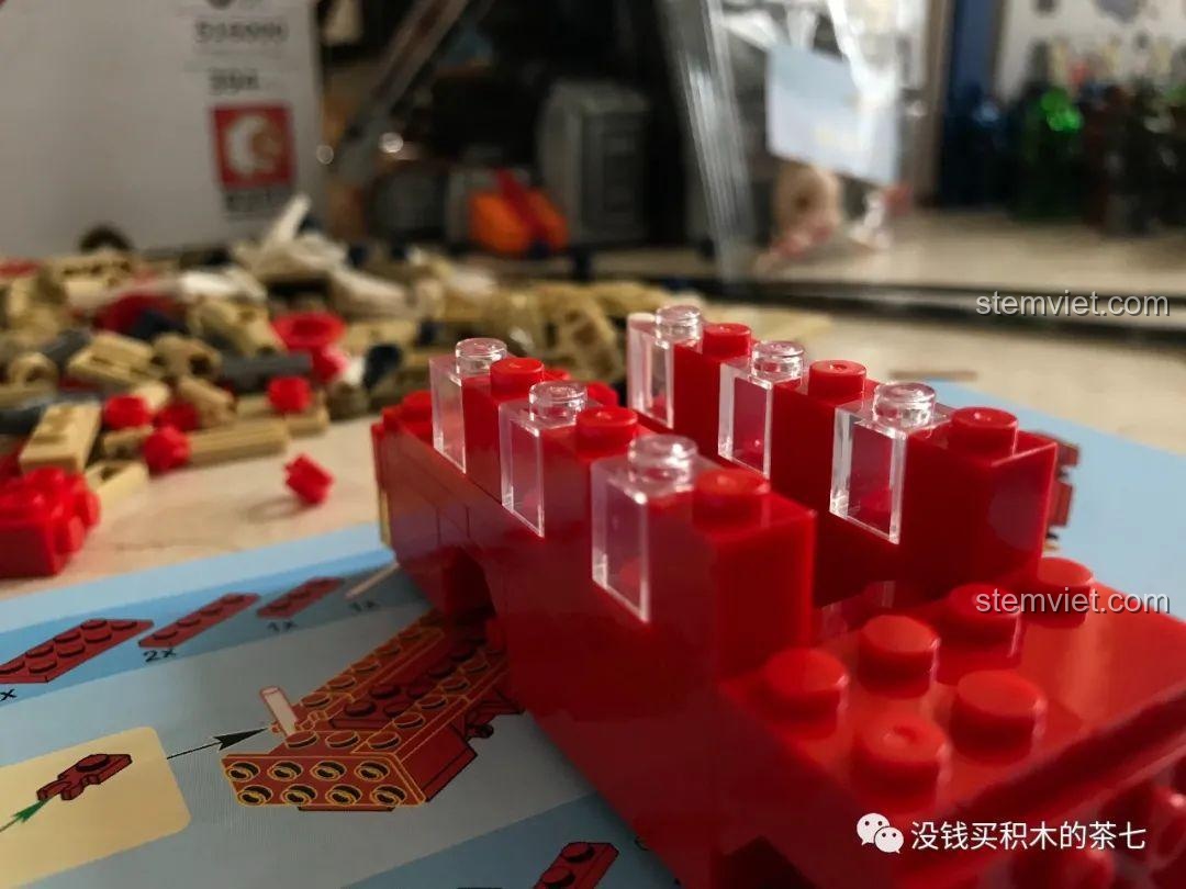 Xe buýt của bộ Wekki 516000 Gấu Teddy Yêu London đã lắp bánh xe, nhìn từ phía trước.