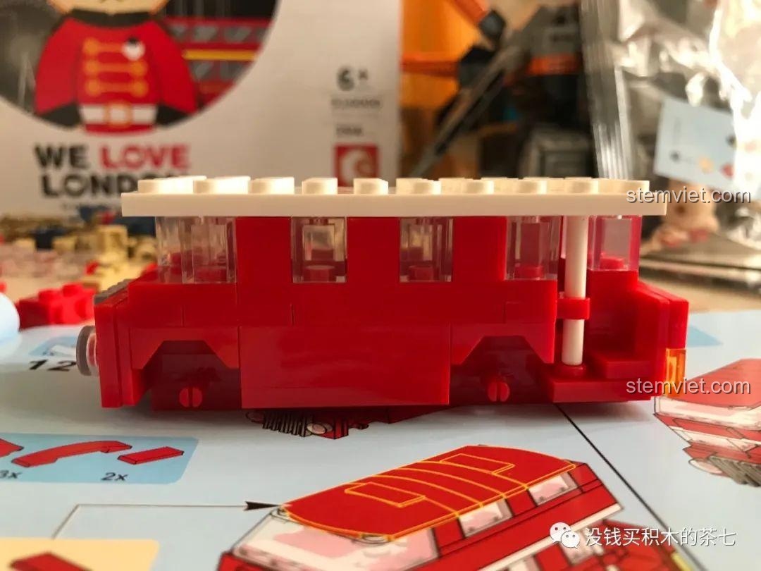 Xe buýt của bộ Wekki 516000 Gấu Teddy Yêu London đã lắp bánh xe, nhìn từ phía sau.